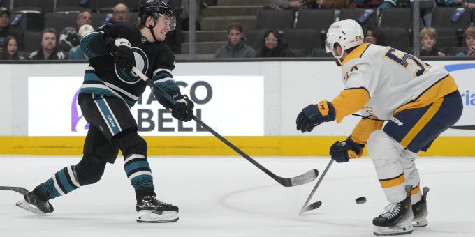 Roman Josi (rechts) muss in der NHL nach fünf Siegen wieder als Verlierer vom Eis. NHL