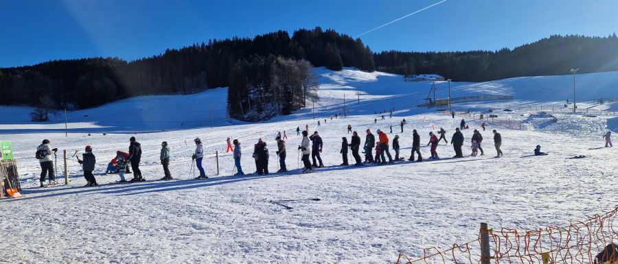 Auch im kleinen Freiburger Skigebiet Gibloux ist die Schlange ausserordentlich lang.