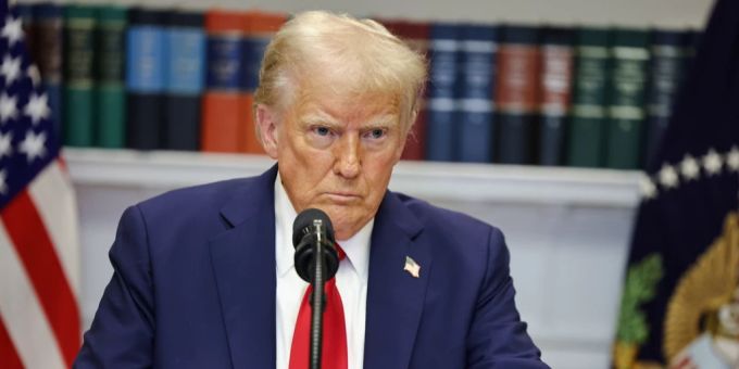 Donald Trump begnadigte alle Kapitol-Stürmer. Fragen dazu beantwortet er nicht. donald trump