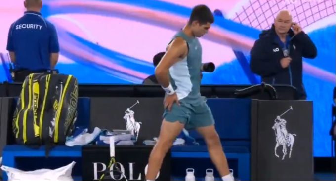 Carlos Alcaraz imitiert Novak Djokovic und humpelt beim Seitenwechsel. War die Verletzung des Serben nur Show? Novak Djokovic