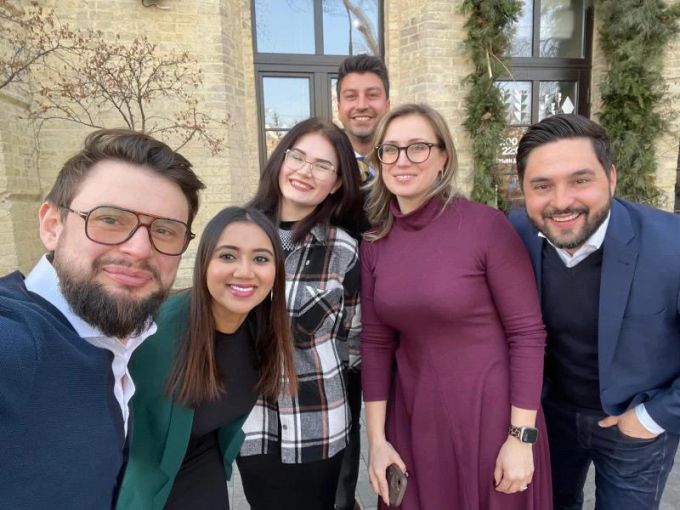 Die SP-Spitze mit Nationalrätin Farah Rumy (2. v. l.), Nationalrat Fabian Molina (hinten) und Co-Präsident Cédric Wermuth (rechts). SP-Spitze Ukraine Kiew