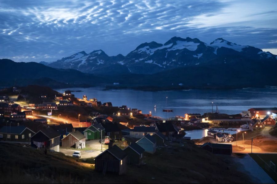 Das Dorf Tasiilaq in Gröndland bei Dämmerung.