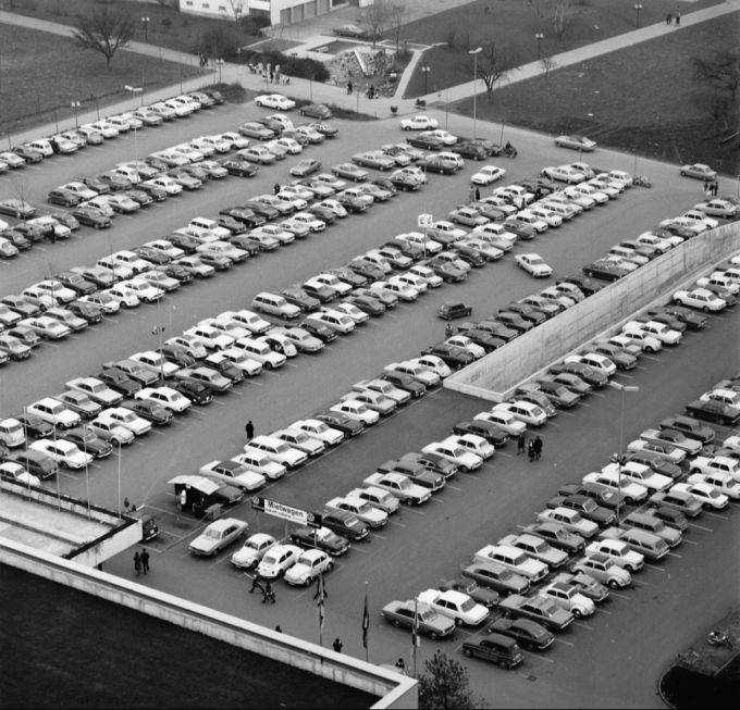 Aufnahme des Parkplatzes im Zentrum der Stadt Spreitenbach AG in den Siebzigerjahren. Parkplatz in Spreitenbach AG