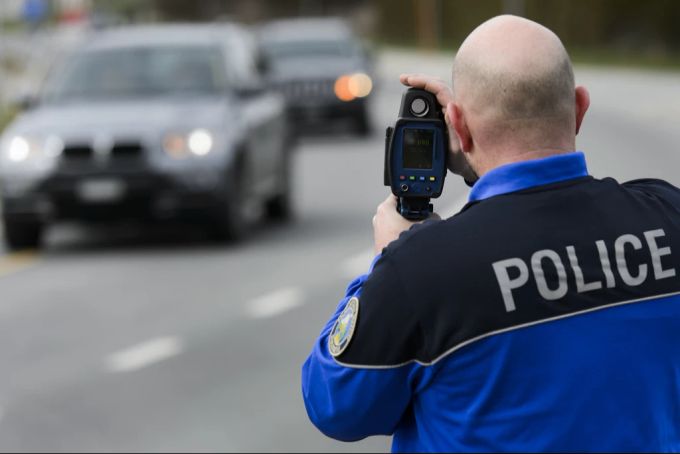 Ab 25 Stundenkilometern zu viel, droht ein Ausweisentzug von drei bis sechs Monaten. lucelle