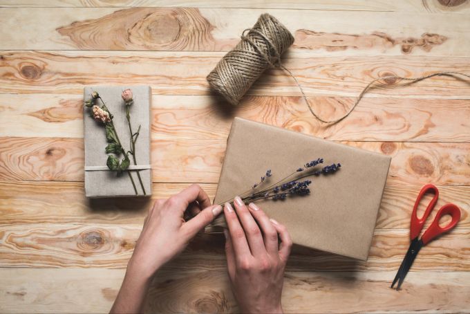 Nachhaltige Materialien und natürliche Akzente statt beschichteten Geschenkpapiers. Geschenke einpacken nachhaltig