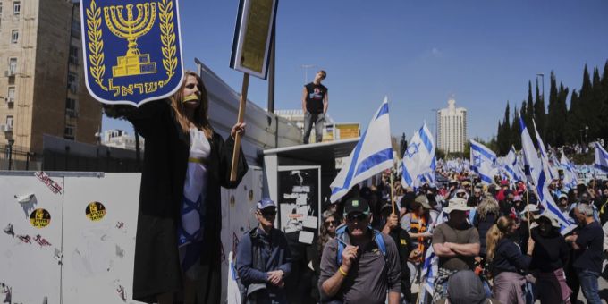 Menschen protestieren am Sonntag vor der Knesset, dem israelischen Parlament, in Jerusalem, da das israelische Kabinett ein Misstrauensvotum gegen Generalstaatsanwältin Gali Baharav-Miara abhalten will. Gali Baharav-Miara
