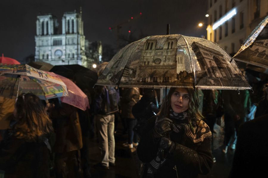 Vor der Kathedrale versammelten sich viele Schaulustige.