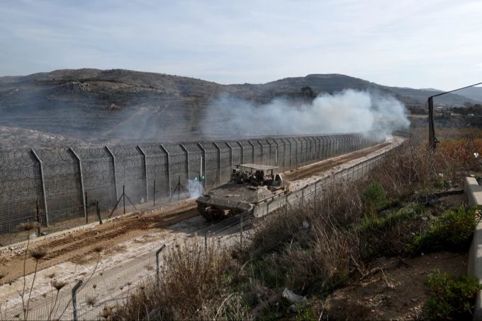 Israel verstärkt seine Luftangriffe auf Syrien und positioniert das Militär entlang des Grenzzaunes. Israel verstärkt Grenze