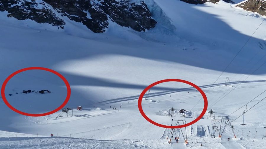 Ein Blick vom Allalin-3-Lift auf der Gletscher-Piste in Saas-Fee. Links neben der Piste steht sowie bei der Bügellift-Station steht ein Bagger.