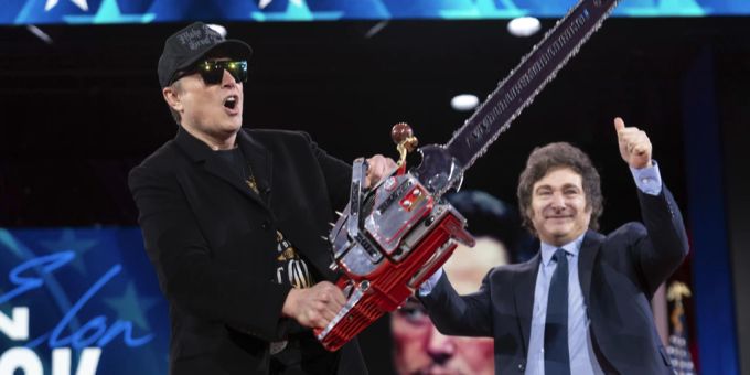 Elon Musk hantiert mit einer Kettensäge, die er vom argentinischen Präsidenten Javier Milei überreicht bekam. musk