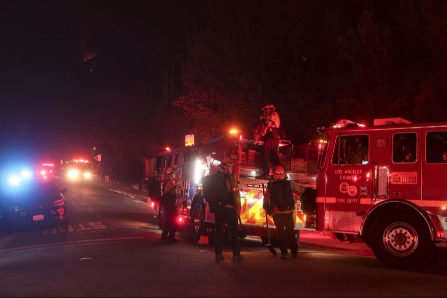 Die Feuerwehr hofft nun auf Fortschritte bei den Löscharbeiten.