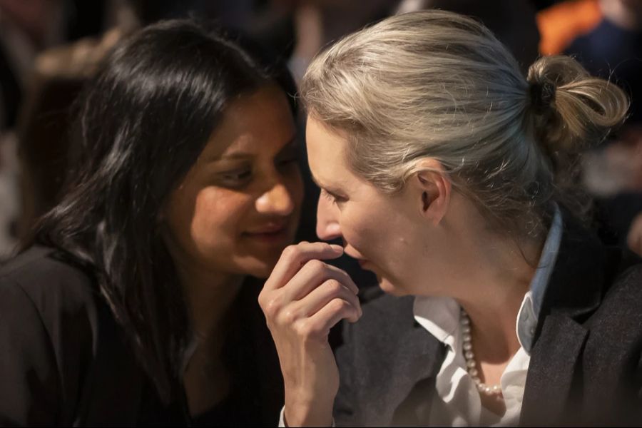 Alice Weidel und Sarah Bossard leben nämlich auch in Einsiedeln, in der Schweiz.