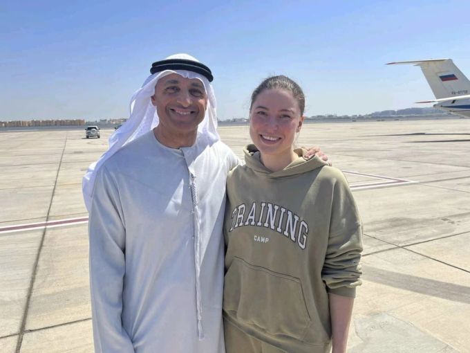 Xenia Karelina (r.) nach dem Gefangenenaustausch zwischen den USA und Russland. Karelina USA und Russland