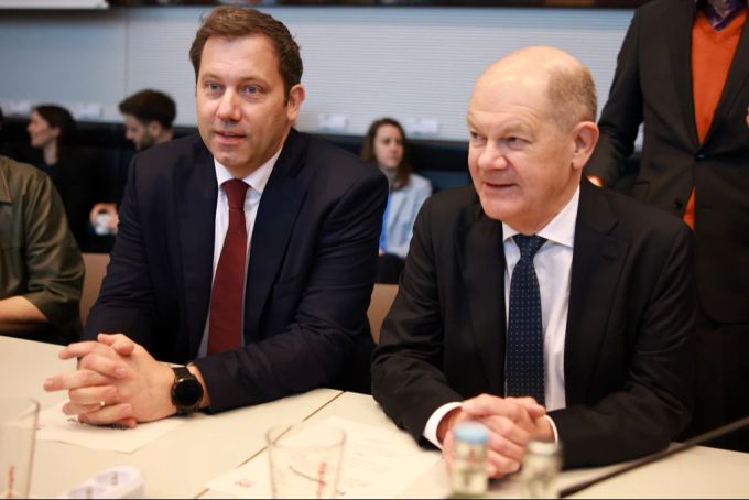 Lars Klingbeil (l) und Olaf Scholz (r) sitzen während der Fraktionssitzung der SPD im Deutschen Bundestag nebeneinander. SPD Scholz Klingbeil
