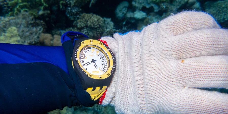 Taucheruhr am Handgelenk unter Wasser