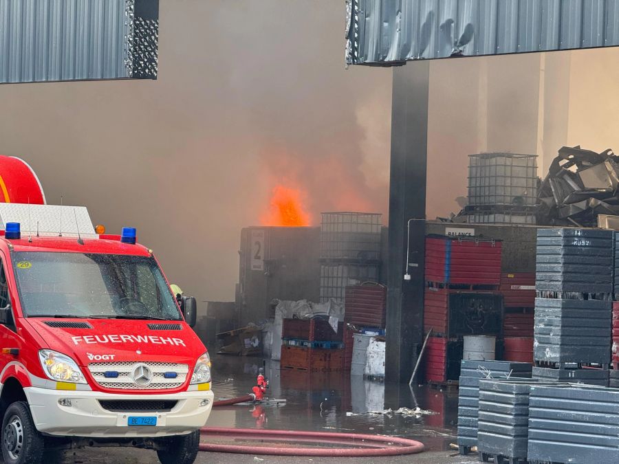 In Reconvilier BE ist ein Brand in einer Recyclingdeponie ausgebrochen.