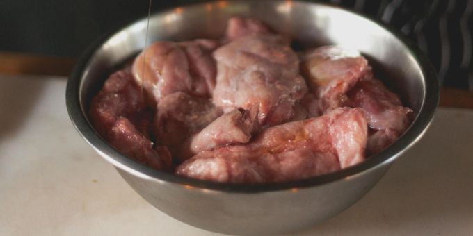 Die Vorfahren unserer Haushunde waren auf die Jagd angewiesen und verzehrten die Beute roh. rohes Hühnchen
