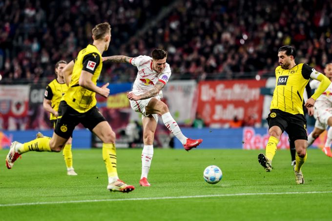 Benjamin Sesko (RB Leipzig) schiesst gegen Borussia Dortmund in der Bundesliga aufs Tor. RB Leipzig BVB Bundesliga