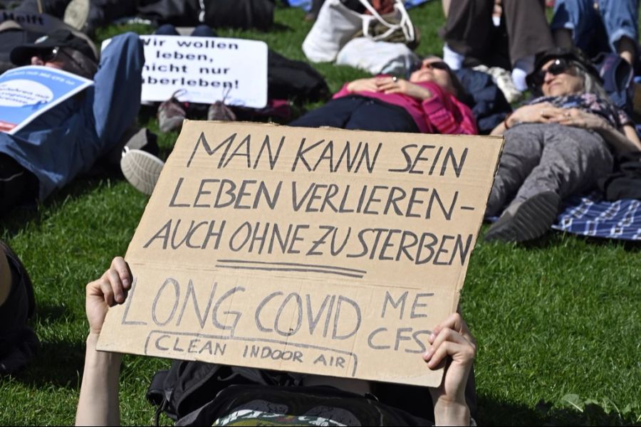 Liegend Demo für Long-Covid Erkrankte bei der St. Jakobskirche in Zürich im April 2024.