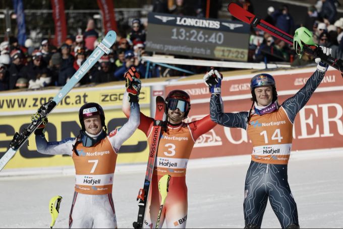 Atle Lie McGrath, Loïc Meillard und Lucas Braathen jubeln in Norwegen nach dem zweitletzten Slalom des Winters. Keystone