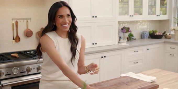 So stylisch zeigt sich Meghan in ihrer Kochshow auf Netflix. Meghan Markle