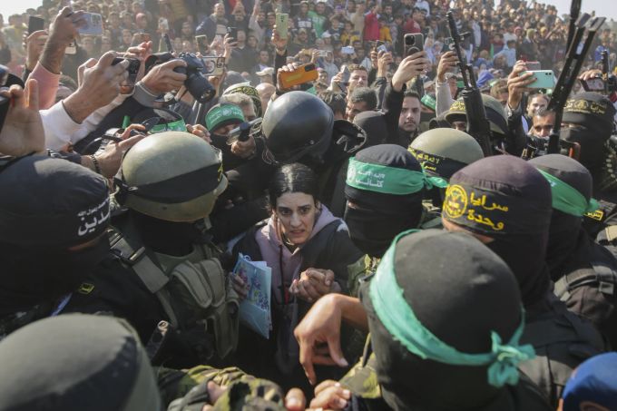 Die israelische Gefangene Arbel Yehoud, 29, die seit dem 7. Oktober 2023 von der Hamas im Gazastreifen als Geisel gehalten wird, wird von Kämpfern der Hamas und des Islamischen Dschihad eskortiert, als sie dem Roten Kreuz in Khan Younis im südlichen Gazastreifen übergeben wird, 30. Januar 2025. Israel Hamas Geiseln