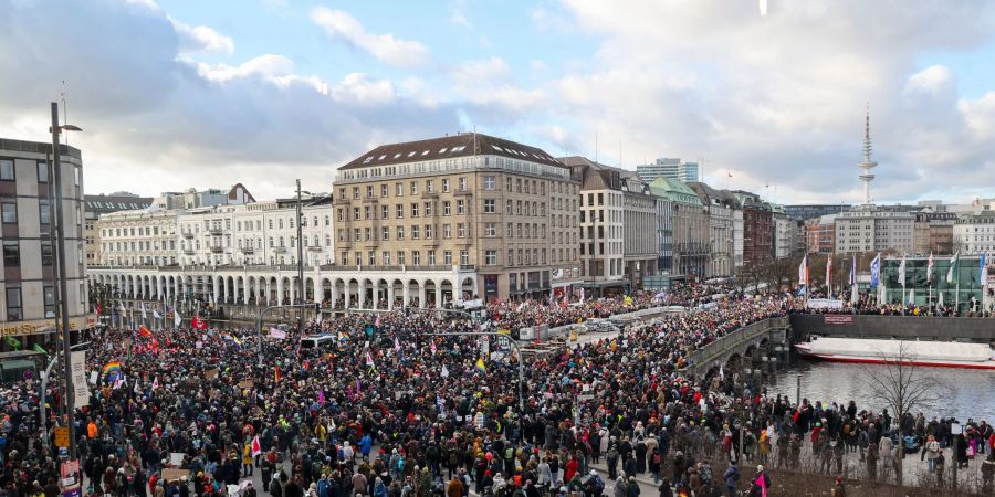 Die Vorgänge im Bundestag mobilisieren Zehntausende AfD-Gegner, die sich wie hier in Hamburg zu Demonstrationen versammeln.