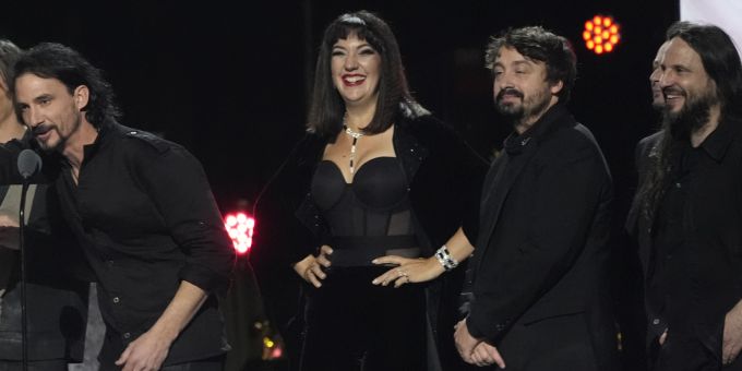 Marina Viotti (Mitte) gewann zusammen mit der französischen Band Gojira einen Grammy. Grammy Awards Gojira
