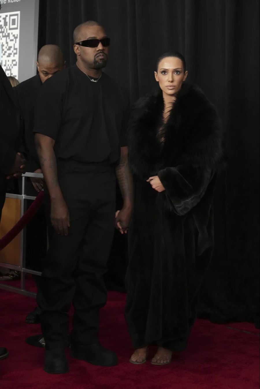 So tauchten Kanye West und Bianca Censori bei den Grammys auf. Die Ehefrau des Rappers war da noch gut eingepackt.