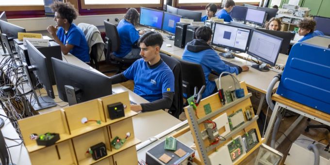 Auszubildende im Fachbereich Elektronik arbeiten an ihren Computern an der Ecole technique – Ecole des métiers de Lausanne (ETML). Lehrlinge