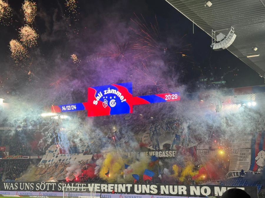 Die FCB-Fans zünden ein Feuerwerk.