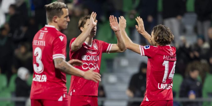 Reto Ziegler, Joel Schmied und Numa Lavanchy freuen sich über den Sieg zum Abschluss der Herbstrunde in Yverdon. FC Sion Bilanz