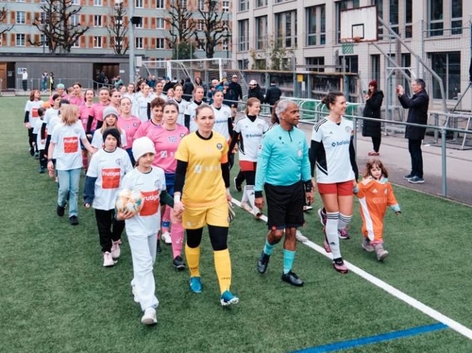 Die beiden Teams laufen ein vor dem Spiel. fc breitenrain