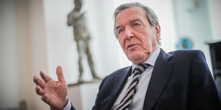 Ex-Kanzler Gerhard Schröder (SPD) hat sich wegen einer Burnout-Diagnose in klinische Behandlung begeben.