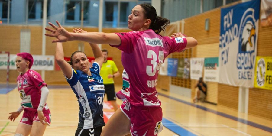 Handball Frauen Halle Angriff