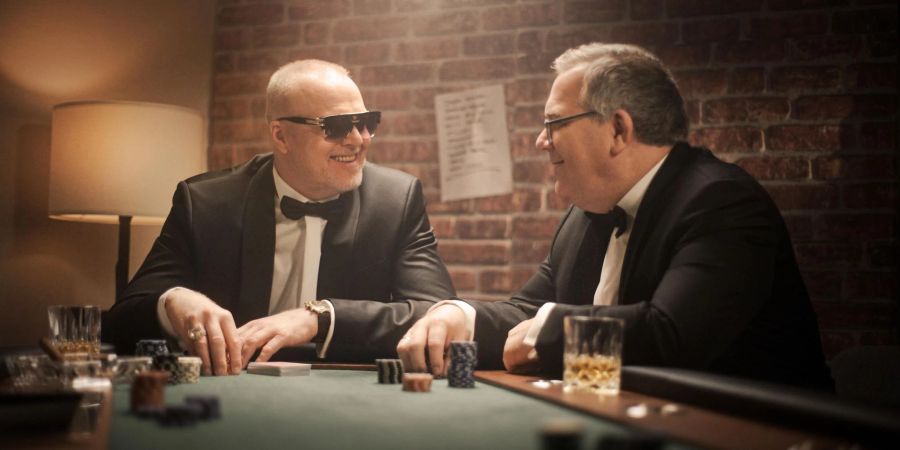 Stefan Raab begrüsst in «Raabs Pokernacht» seinen Kumpel Elton und drei weitere prominente Spieler am Kartentisch.