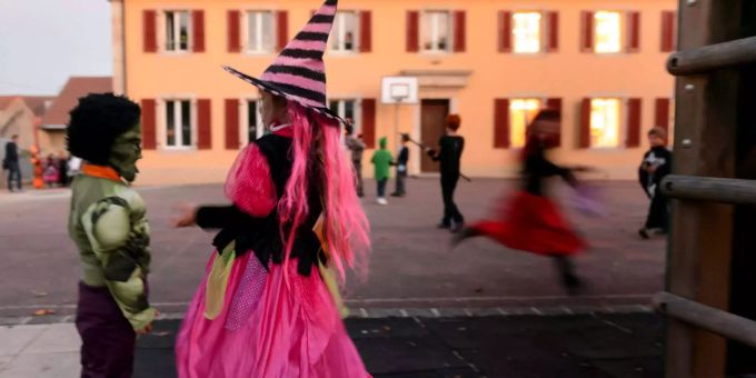 Zu Halloween verkleiden sich Kinder gerne als Geister, Hexen oder Zombies. Halloween Coronavirus