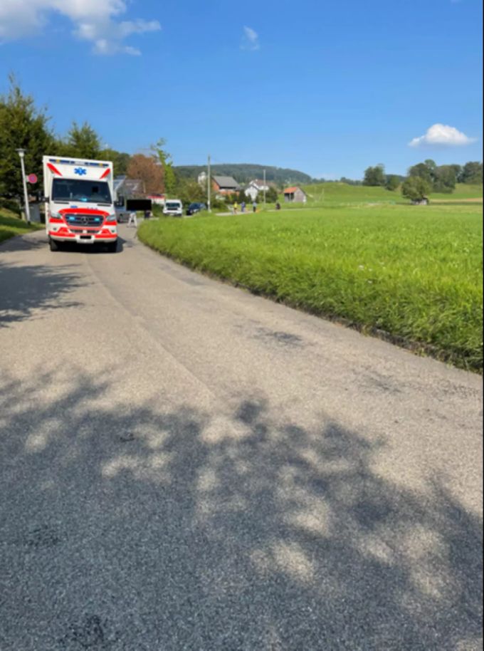 Im Einsatz standen die Kantonspolizei Zürich und ein Krankenwagen des Spital Männedorf. krankenwagen