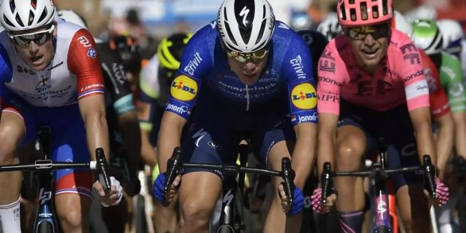 Holte sich bei der Vuelta bereits den zweiten Etappensieg: Fabio Jakobsen (M). Foto: Alvaro Barrientos/AP/dpa Holte sich bei der Vuelta bereits den zweiten Etappensieg: Fabio Jakobsen (M). Foto: Alvaro Barrientos/AP/dpa