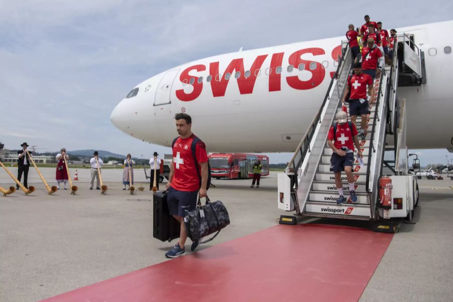 Xherdan Shaqiri wird von Alphorn-Klängen empfangen.