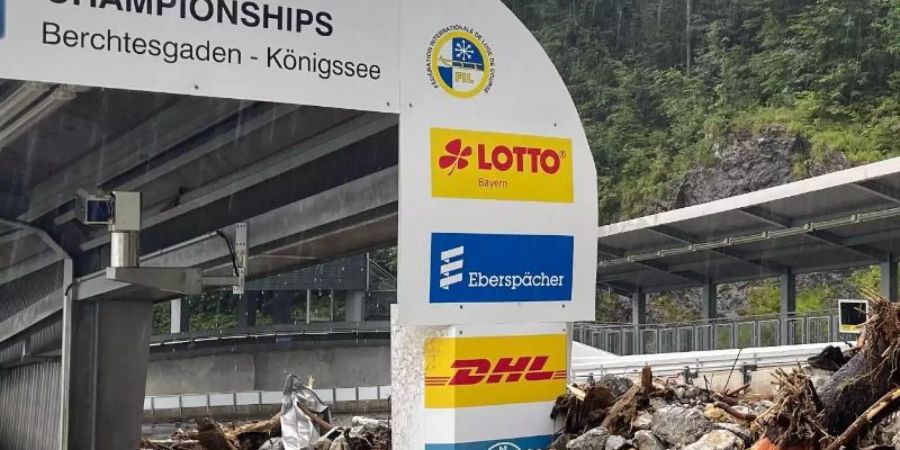 Schutt bedeckt die Bob- und Rodelbahn am Königssee. Foto: -/vifogra/dpa