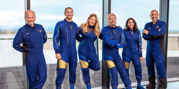 Der britische Milliardär Richard Branson (dritter von rechts) und seine Crew wollen am 11. Juli ins Weltall fliegen. Richard Branson