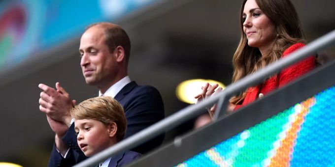 Prinz George mit seinen Eltern beim Spiel England gegen Deutschland. kate middleton
