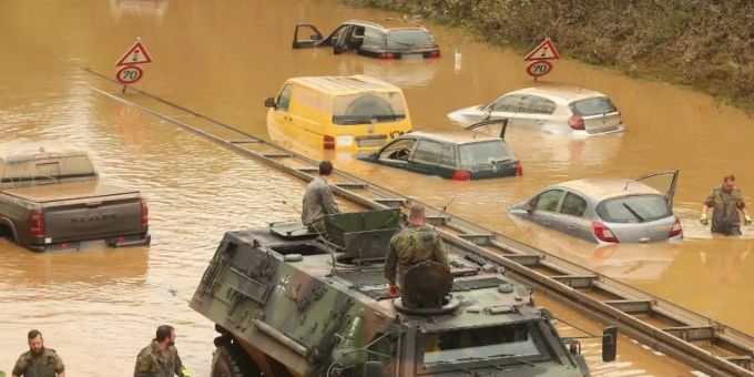 Die Bundeswehr untersucht in Erftstadt in NRW Fahrzeuge, die auf einer Bundesstrasse von den Wassermassen überrascht worden waren - befürchtet wird, dass in den Autos und Lkw Tote liegen könnten. Foto: David Young/dpa Bundeswehr