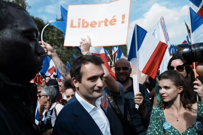 Der militante Rechtsextremist Florian Philippot nimmt an einer Demonstration gegen den Gesundheitspass in Paris teil. Virus Outbreak France