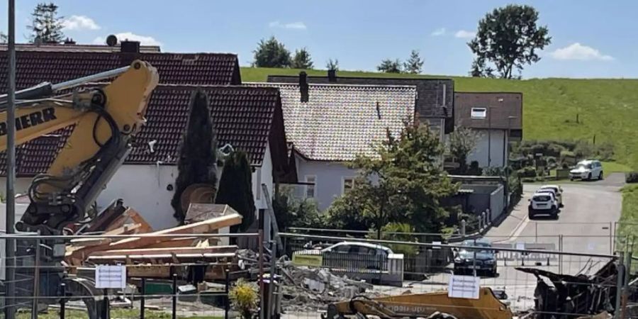 Zwischen der Explosion einer Doppelhaushälfte in Bayern am Donnerstag und einem Brand in einer leerstehenden Wohnung in Sachsen vermuten die Ermittler einen Zusammenhang. Foto: --/Vifogra/dpa