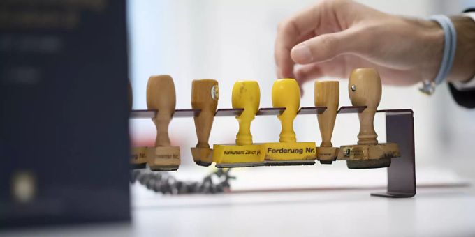 Ein Mitarbeiter des Konkursamtes Zürich greift zu einem Stempel im Stempelhalter. (Symbolbild) konkurs
