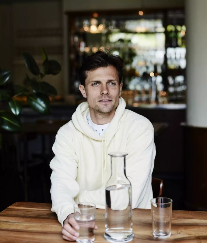 Für Valentin Stocker ist es selbstverständlich, dass er beim Restaurantbesuch Leitungswasser trinkt, um die Projekte von WfW zu ermöglichen. Mann trinkt Wasser