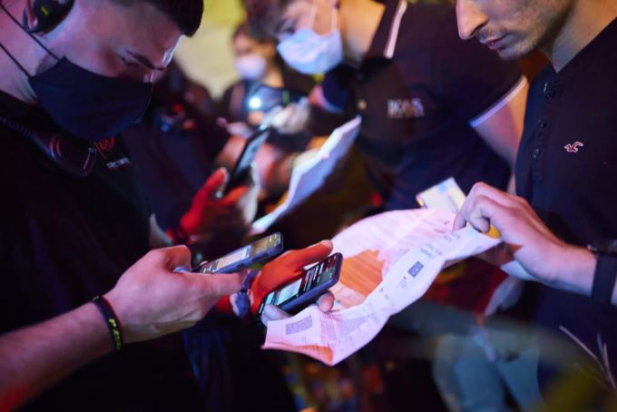 Wer in einem Club tanzen gehen will, muss ein gültiges Covid-Zertifikat vorweisen können. Zertifikat Club