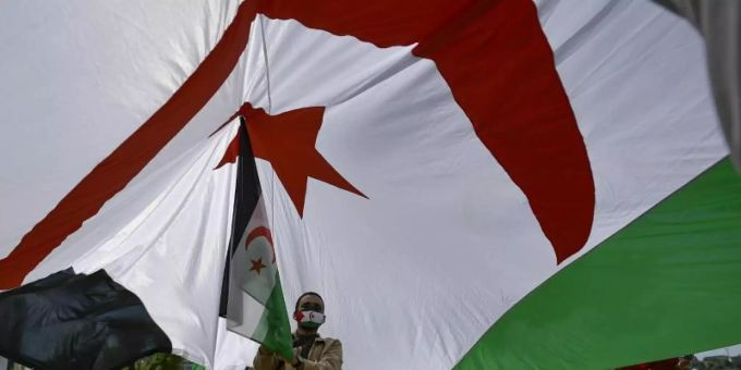 Ein saharischer Demonstrant hält eine Fahne der Republik Sahara. Symbolbild. Foto: Alvaro Barrientos/AP/dpa Ein saharischer Demonstrant hält eine Fahne der Republik Sahara. Symbolbild. Foto: Alvaro Barrientos/AP/dpa